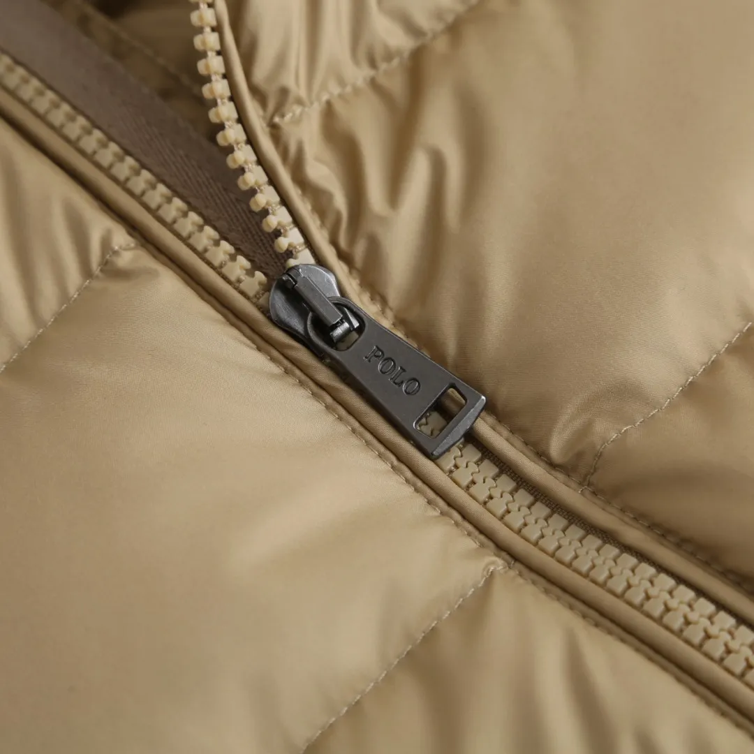 P890 Ralph Lauren Lightweight Down Jacket] Nylon fabric has good windproof and waterproof properties, which can effectively block the intrusion of wind and rain from the outside and keep the inside dry, suitable for wearing in humid or rainy environments.  The red label on the chest is made with an imported MECLO embroidery machine. The original pattern is scanned first, and then high-quality silk thread is used to make a pattern. The density effect is adjusted by continuous pattern making.  Exquisite details: the zipper design is simple and elegant, easy to operate; the closing design of the cuffs and hem effectively prevents the intrusion of cold wind, improving the warmth and comfort of wearing.  High-quality filling: 90 white duck down is selected, with a weight of 260g, ensuring excellent thermal insulation performance. After strict screening and processing, the velvet is not easy to drill, ensuring durability. The hangtags, wash marks, air holes, and four-button buttons are all customized from the original one-to-one mold.    Size: S M L